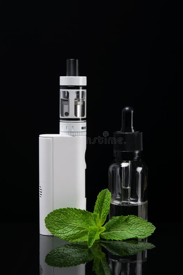 Ställ in för vaping med mintkaramellarom i flaskor, på en mörk bakgrund arkivfoto Ställ in för vaping med mintkaramellarom i flaskor, på en mörk bakgrund arkivfoto