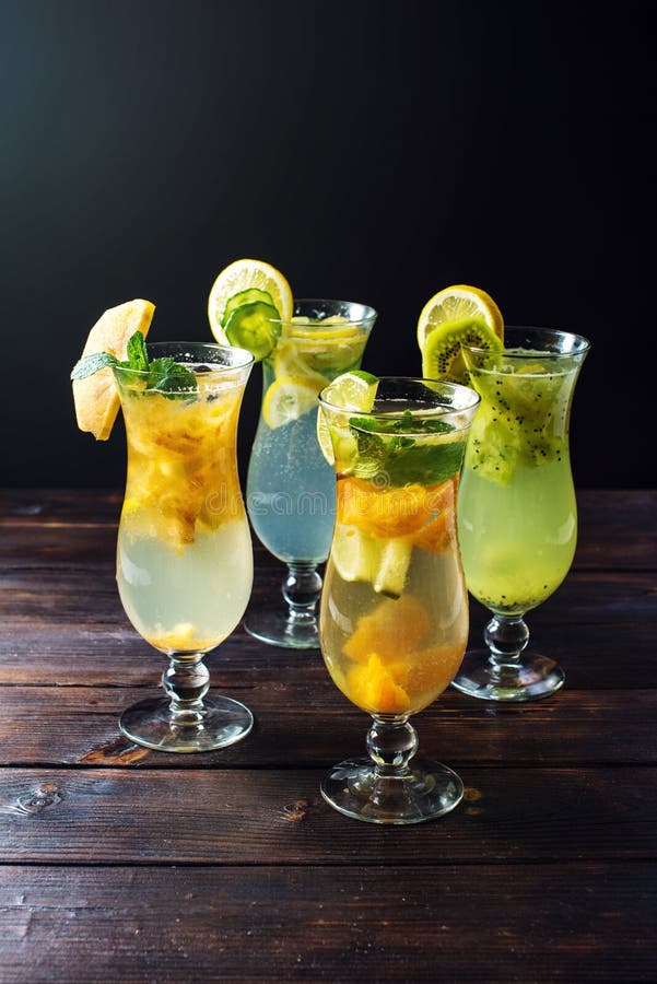 Ställ in lemonad med is i den glass orkanen med tropiska frukter arkivfoton Ställ in lemonad med is i den glass orkanen med tropiska frukter arkivfoton