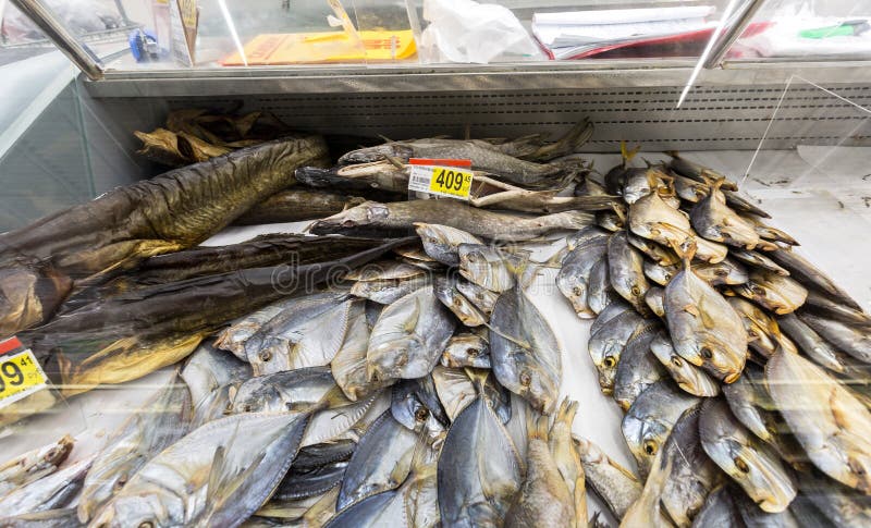 Ställa ut med den smakliga olika torkade fisken i stormarknad arkivfoton Ställa ut med den smakliga olika torkade fisken i stormarknad arkivfoton