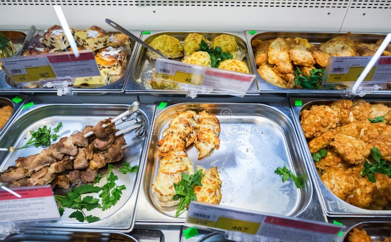 Ställa ut med olikt smakligt matkött i stormarknad arkivbilder Ställa ut med olikt smakligt matkött i stormarknad arkivbilder
