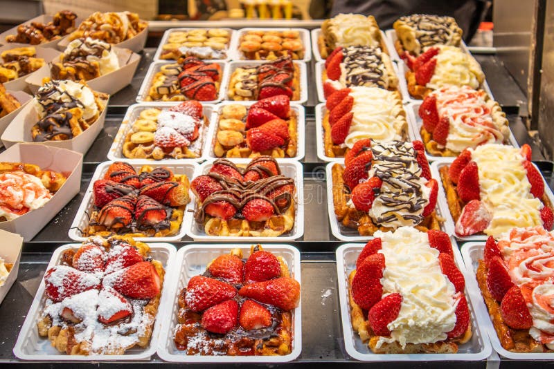 St?lla ut med traditionella belgiska waffels i Bruges, belgare royaltyfri fotografi St?lla ut med traditionella belgiska waffels i Bruges, belgare royaltyfri fotografi