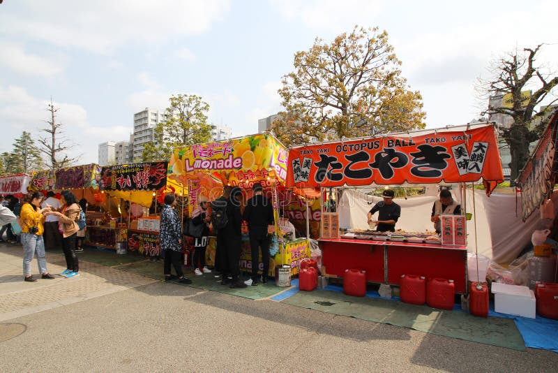 Ställe, die Erfrischungen und Nahrung in Asakusa, Tokyo, Japan während der Kirschblütenjahreszeit verkaufen lizenzfreies stockbild Ställe, die Erfrischungen und Nahrung in Asakusa, Tokyo, Japan während der Kirschblütenjahreszeit verkaufen lizenzfreies stockbild
