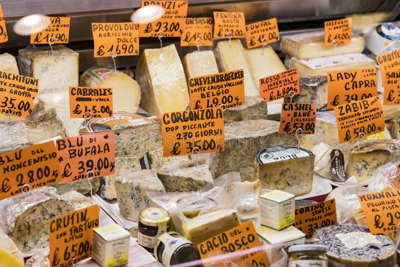 Ställer ut och bordlägger av Wagner Market i Milan med många sorter av ostar arkivbilder Ställer ut och bordlägger av Wagner Market i Milan med många sorter av ostar arkivbilder