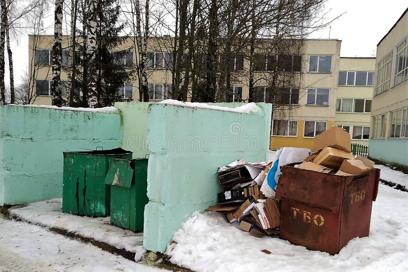 Stället för att samla avskräde, metallbehållare mot bakgrunden av byggnaden, separat samlande avfalls, ekologi, seger royaltyfri foto Stället för att samla avskräde, metallbehållare mot bakgrunden av byggnaden, separat samlande avfalls, ekologi, seger royaltyfri foto