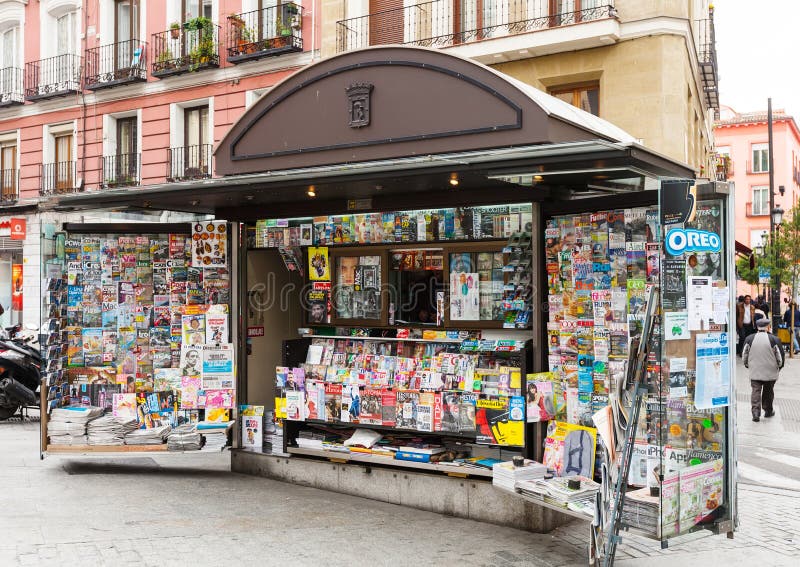 Stände im Freien mit Zeitungen und Zeitschriften an der Straße stockfoto Stände im Freien mit Zeitungen und Zeitschriften an der Straße stockfoto