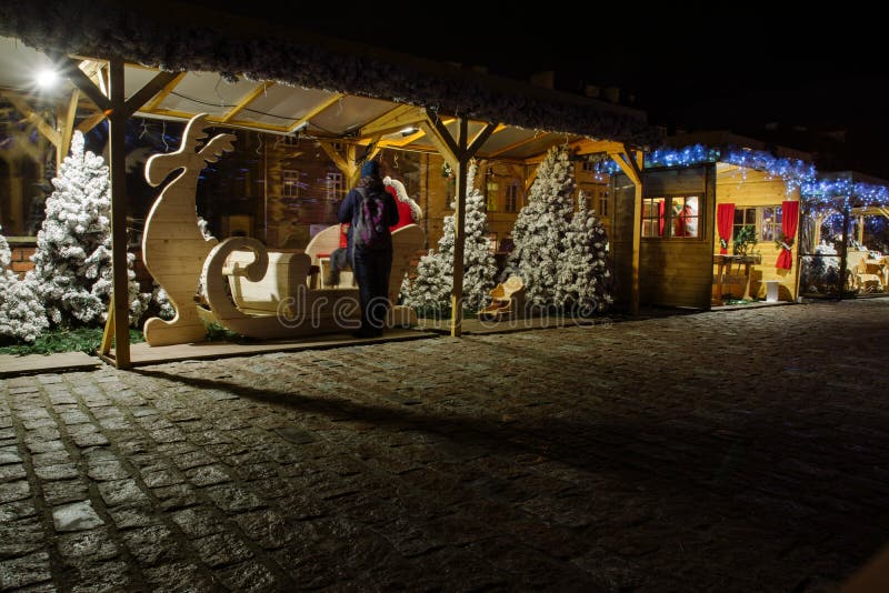 Stände im Weihnachtsmarkt, in der Freizeit und in den Unterhaltungsbereichen, lizenzfreies stockbild Stände im Weihnachtsmarkt, in der Freizeit und in den Unterhaltungsbereichen, lizenzfreies stockbild