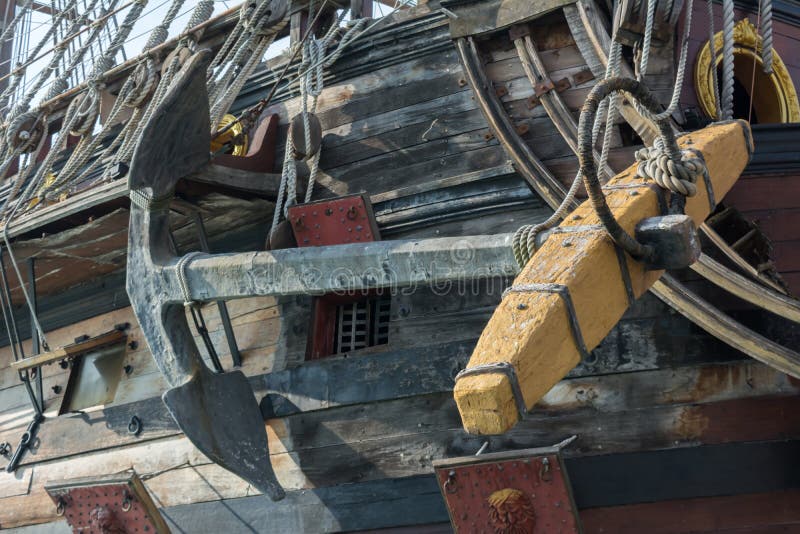 Stäng sig av ankaret av ett forntida piratkopierar upp Galeon arkivfoton Stäng sig av ankaret av ett forntida piratkopierar upp Galeon arkivfoton