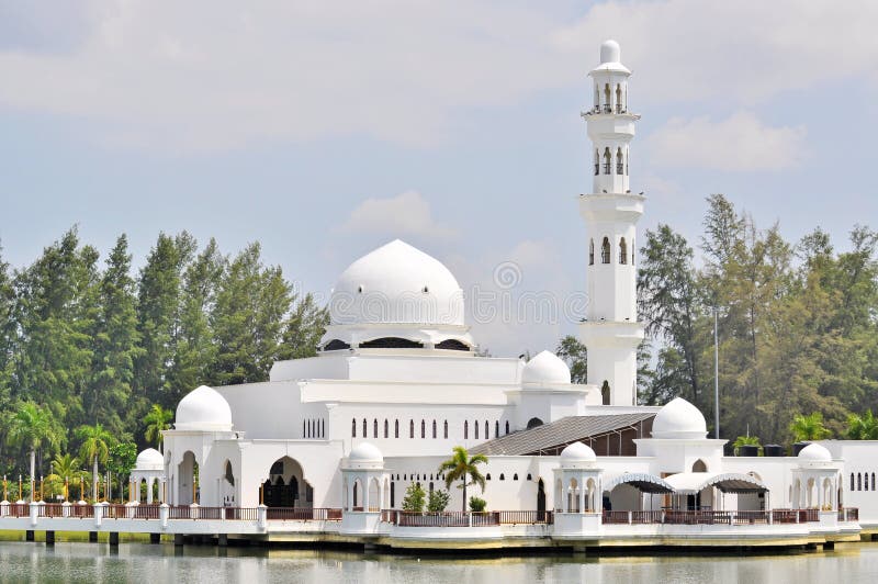Stäng sig upp av att sväva moskén på Kuala Terengganu, Malaysia royaltyfria foton Stäng sig upp av att sväva moskén på Kuala Terengganu, Malaysia royaltyfria foton