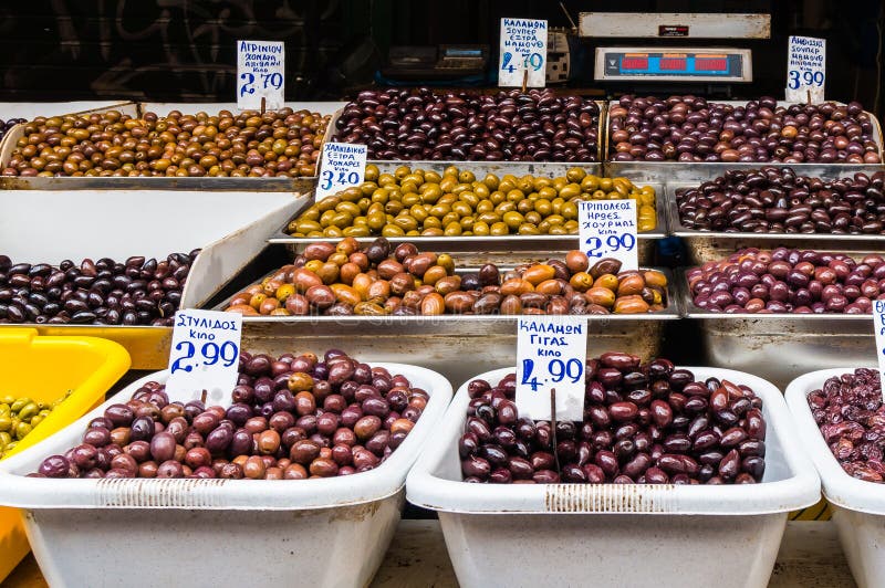 Stäng sig upp av blandade grekiska oliv i marknaden i Aten Grekland arkivbilder