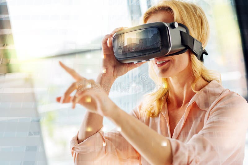 Stäng sig upp av bärande virtuell verklighetexponeringsglas för den upphetsade kvinnan arkivbild Stäng sig upp av bärande virtuell verklighetexponeringsglas för den upphetsade kvinnan arkivbild