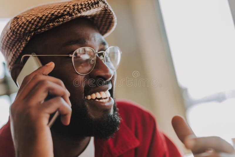 Stäng sig upp av den lyckliga mannen som ler och har trevligt telefonsamtal arkivbilder Stäng sig upp av den lyckliga mannen som ler och har trevligt telefonsamtal arkivbilder