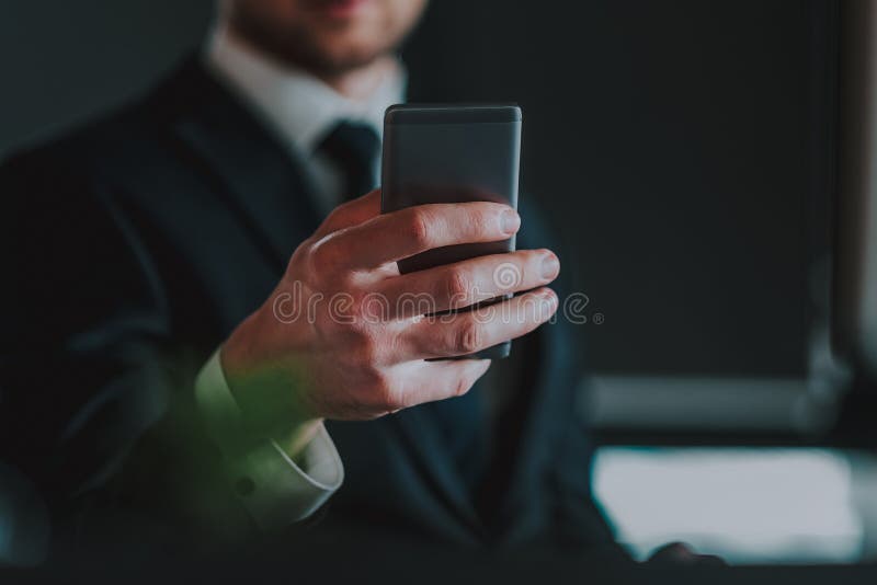 Stäng sig upp av den moderna apparaten i hand av mannen arkivbild Stäng sig upp av den moderna apparaten i hand av mannen arkivbild