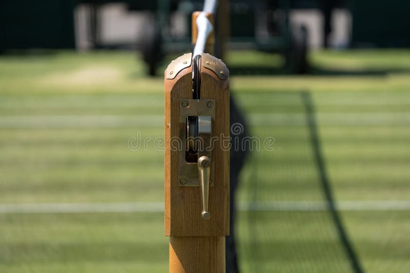 Stäng sig upp av den netto och mekanismen och väl manicured grästennisbanan på Wimbledon som fotograferas under de 2018 mästerska royaltyfri bild Stäng sig upp av den netto och mekanismen och väl manicured grästennisbanan på Wimbledon som fotograferas under de 2018 mästerska royaltyfri bild