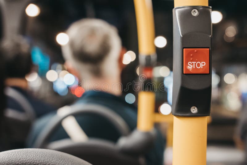 Stäng sig upp av den röda bussen för den dubbla däckaren för insidan för STOPPknappen i London royaltyfri bild Stäng sig upp av den röda bussen för den dubbla däckaren för insidan för STOPPknappen i London royaltyfri bild