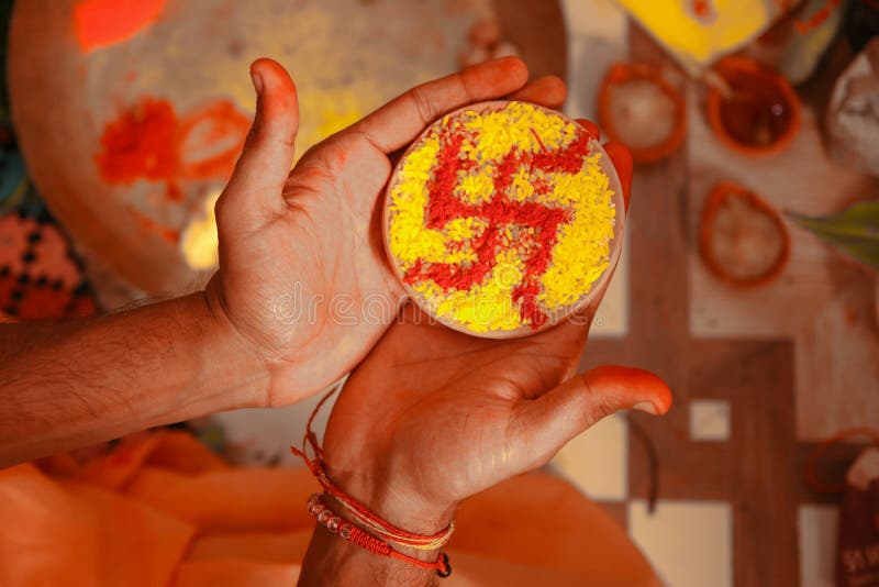 Stäng sig upp av diyas eller divas av brun färg med en swastik eller en hakkors som dras i den och, rym förestående royaltyfri fotografi Stäng sig upp av diyas eller divas av brun färg med en swastik eller en hakkors som dras i den och, rym förestående royaltyfri fotografi
