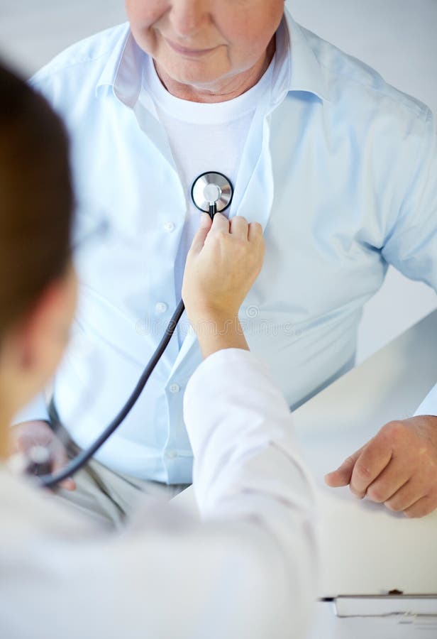 Stäng sig upp av doktor med stetoskopet och den höga mannen royaltyfria bilder Stäng sig upp av doktor med stetoskopet och den höga mannen royaltyfria bilder