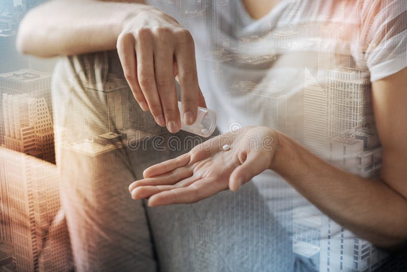 Stäng sig upp av en angenäm kvinna som tar preventivpillerar fotografering för bildbyråer Stäng sig upp av en angenäm kvinna som tar preventivpillerar fotografering för bildbyråer