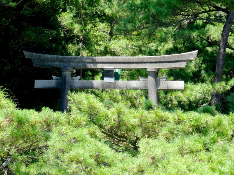 Stäng sig upp av en parte av en stenTorii port som lokaliseras på den Katsurahama stranden i Kochi, Japan arkivfoto Stäng sig upp av en parte av en stenTorii port som lokaliseras på den Katsurahama stranden i Kochi, Japan arkivfoto