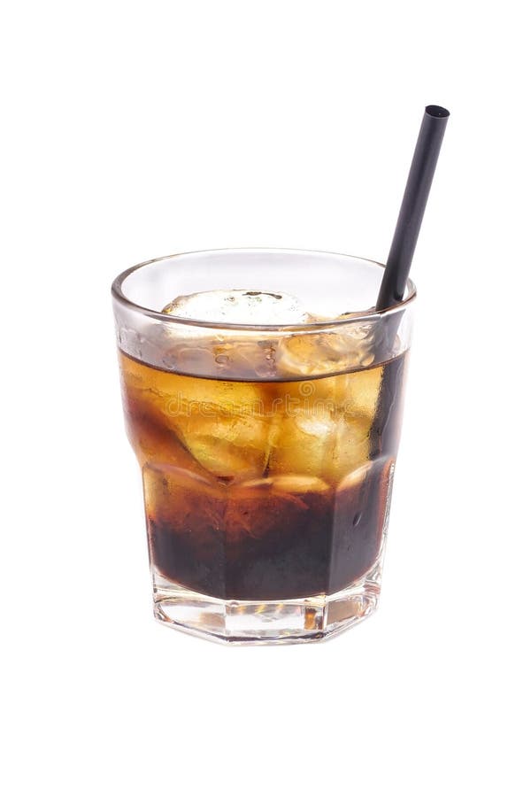Stäng sig upp av exponeringsglas med den med is alkoholcoctailen med whisky och cola royaltyfria foton Stäng sig upp av exponeringsglas med den med is alkoholcoctailen med whisky och cola royaltyfria foton