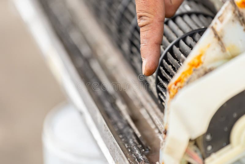 Stäng sig upp av fingerrepairmanpunkt för att smutsa ner den inre rumsluftkonditioneringsapparaten arkivfoto Stäng sig upp av fingerrepairmanpunkt för att smutsa ner den inre rumsluftkonditioneringsapparaten arkivfoto