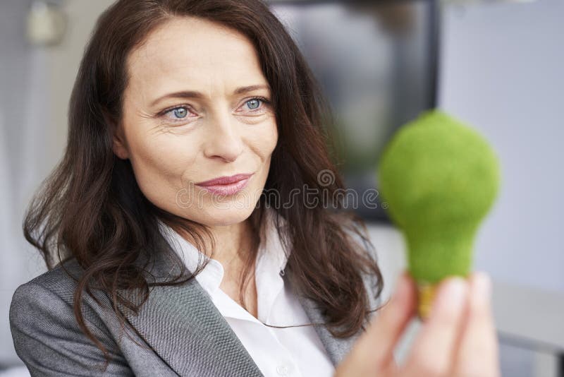Stäng sig upp av fundersam affärskvinna på arbete royaltyfri bild Stäng sig upp av fundersam affärskvinna på arbete royaltyfri bild