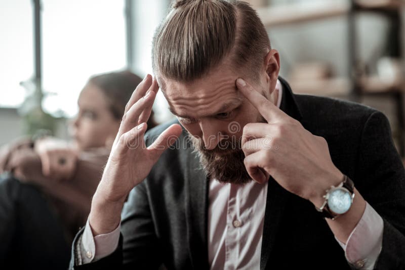 Stäng sig upp av för handklockan för fadern som nervös bärande känsla är stressad och royaltyfri bild Stäng sig upp av för handklockan för fadern som nervös bärande känsla är stressad och royaltyfri bild