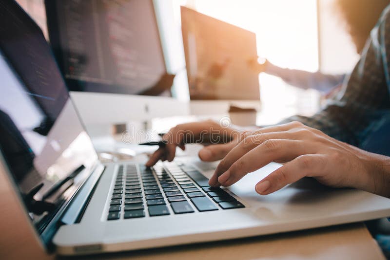 Stäng sig upp av för websitebärare för händer som den moderna mannen skriver och skriver koden för programwebsite och arbetar med arkivbild