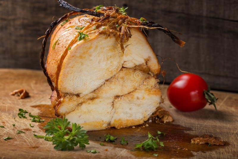 Stäng sig upp av hemlagad feg pastrami med örter på trä arkivfoto Stäng sig upp av hemlagad feg pastrami med örter på trä arkivfoto