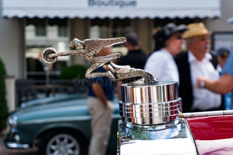 Stäng sig upp av huvprydnaden av en klassisk Packard sportbil royaltyfri fotografi Stäng sig upp av huvprydnaden av en klassisk Packard sportbil royaltyfri fotografi