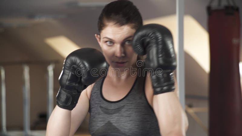 Stäng sig upp av härligt stansa för boxningkvinnautbildning