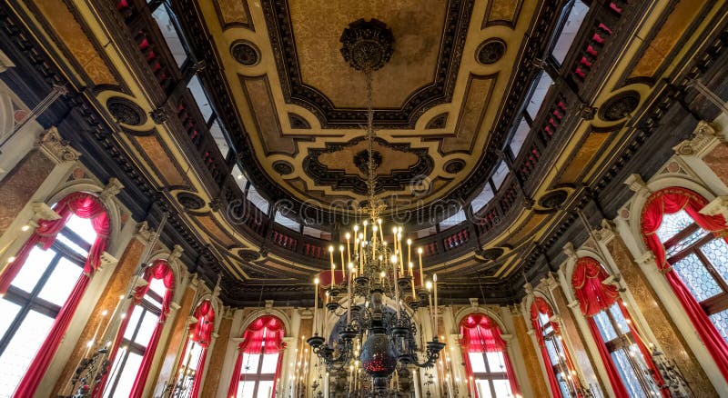 Stäng sig upp av inre av den historiska spanska synagogan Cannaregio, Venedig Italien arkivbild Stäng sig upp av inre av den historiska spanska synagogan Cannaregio, Venedig Italien arkivbild