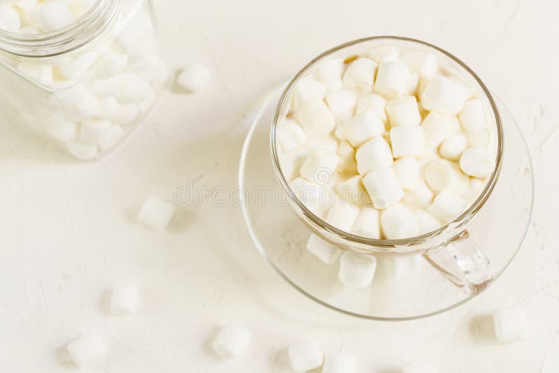 Stäng sig upp av koppen av den varma läckra kakaodrinken med marshmallower arkivbild Stäng sig upp av koppen av den varma läckra kakaodrinken med marshmallower arkivbild
