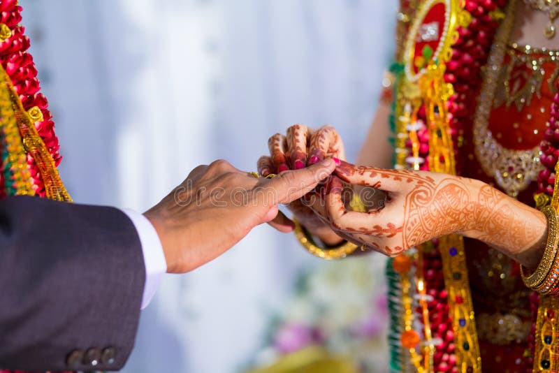 Stäng sig upp av kopplings- eller cirkelceremoni i indiskt bröllop royaltyfria bilder Stäng sig upp av kopplings- eller cirkelceremoni i indiskt bröllop royaltyfria bilder