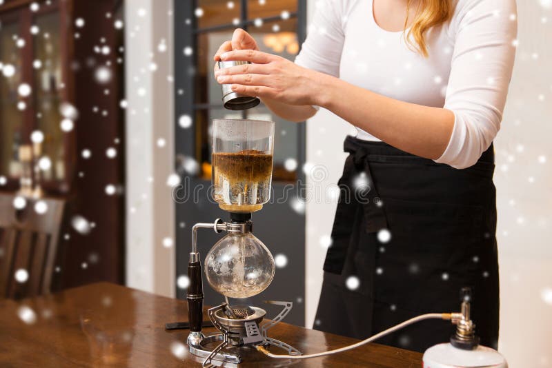 Stäng sig upp av kvinna med den hävertkaffebryggaren och krukan royaltyfri fotografi Stäng sig upp av kvinna med den hävertkaffebryggaren och krukan royaltyfri fotografi