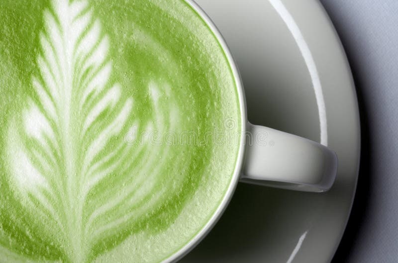 Stäng sig upp av latte för grönt te för matchaen i kopp