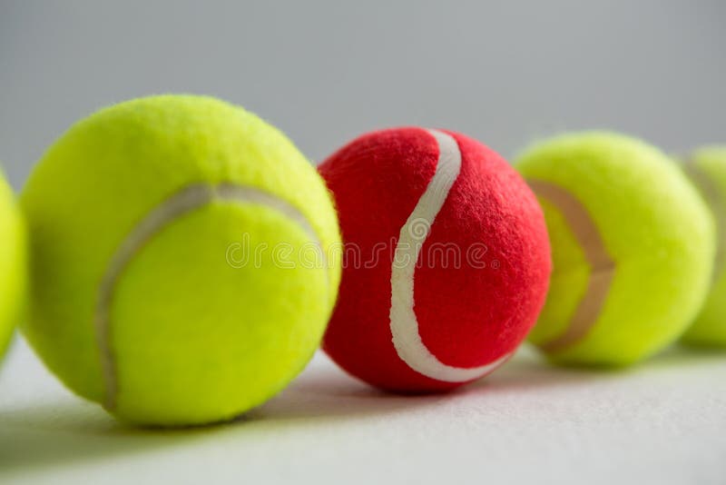 Stäng sig upp av röda och fluorescerande tennisbollar royaltyfri fotografi Stäng sig upp av röda och fluorescerande tennisbollar royaltyfri fotografi