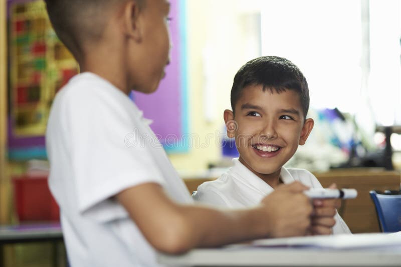 Stäng sig upp av två grundskola för barn mellan 5 och 11 årpojkar som påverkar varandra i grupp royaltyfria bilder Stäng sig upp av två grundskola för barn mellan 5 och 11 årpojkar som påverkar varandra i grupp royaltyfria bilder