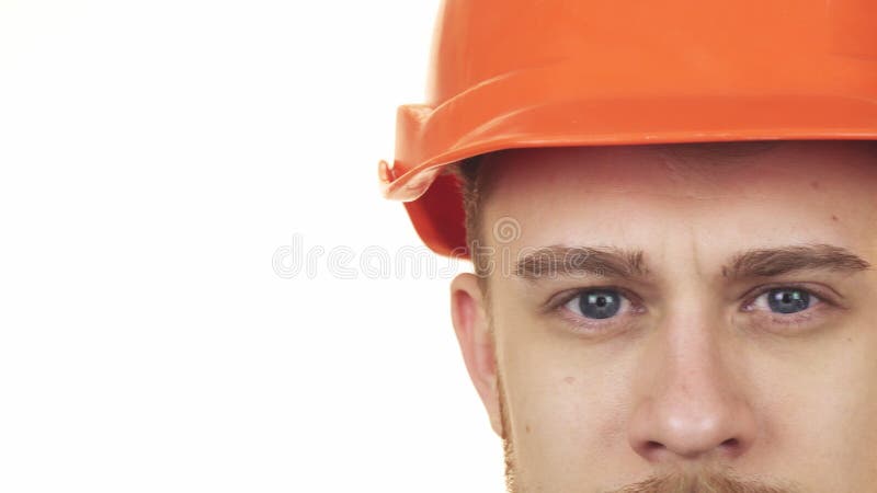 Stäng sig upp av ögonen av en bärande hardhat för lycklig byggnadsarbetare