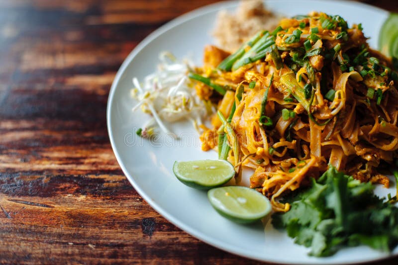 Stäng sig upp den Padthai nudeln med röktofuen och den blandade grönsaken - vetebakterier, limefrukt, gurkan, persilja Sund veget fotografering för bildbyråer Stäng sig upp den Padthai nudeln med röktofuen och den blandade grönsaken - vetebakterier, limefrukt, gurkan, persilja Sund veget fotografering för bildbyråer