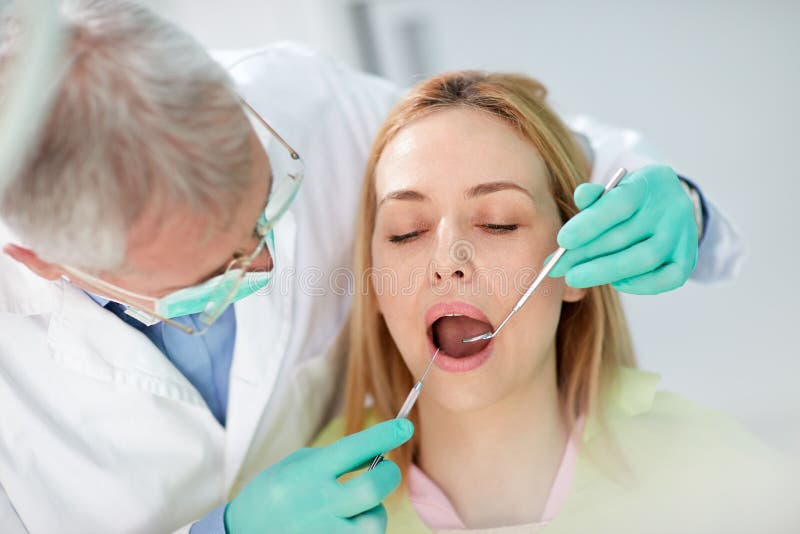 Stäng sig upp fotoet till den kvinnliga patienten på tandgranskning royaltyfria foton Stäng sig upp fotoet till den kvinnliga patienten på tandgranskning royaltyfria foton