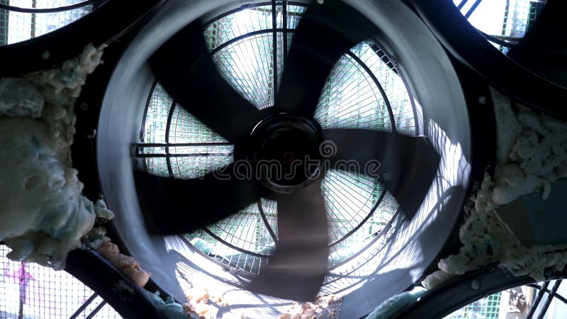 Stäng sig upp för snabba spinnigblad av cooligsystemet Materiell?ngd i fot r?knat industriell luftkonditioneringsapparat arkivbild Stäng sig upp för snabba spinnigblad av cooligsystemet Materiell?ngd i fot r?knat industriell luftkonditioneringsapparat arkivbild