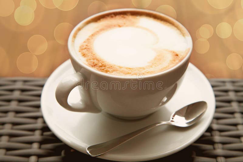 Stäng sig upp kaffe för hjärta för konst för koppofcapuccinolatte på den wood backgrouen royaltyfri bild
