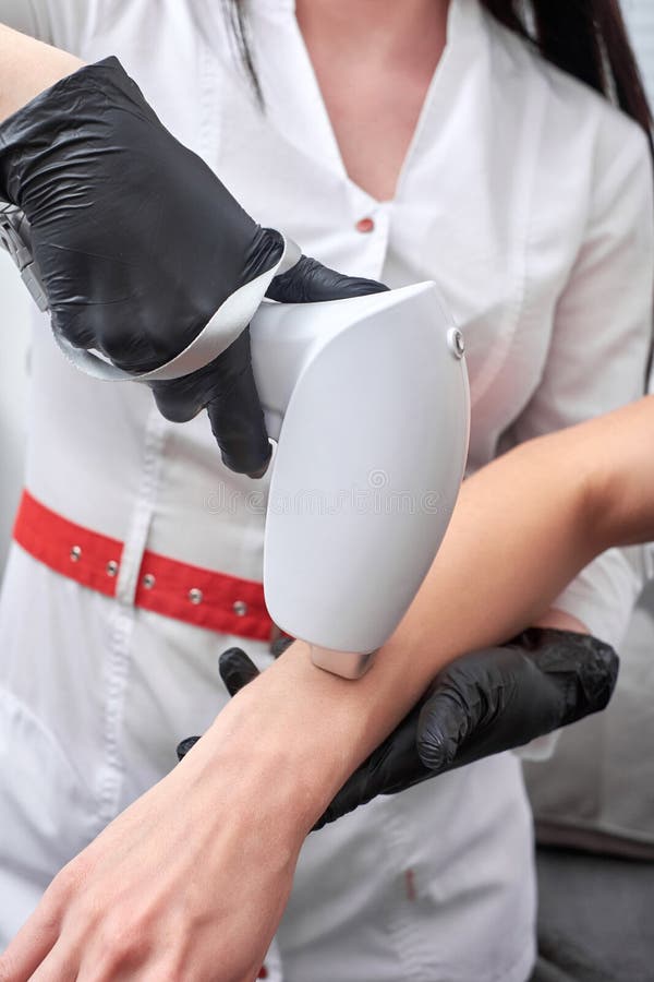 Stäng sig upp laser-hårborttagning i skönhetsalongen Kvinna som har benepilation royaltyfria bilder Stäng sig upp laser-hårborttagning i skönhetsalongen Kvinna som har benepilation royaltyfria bilder