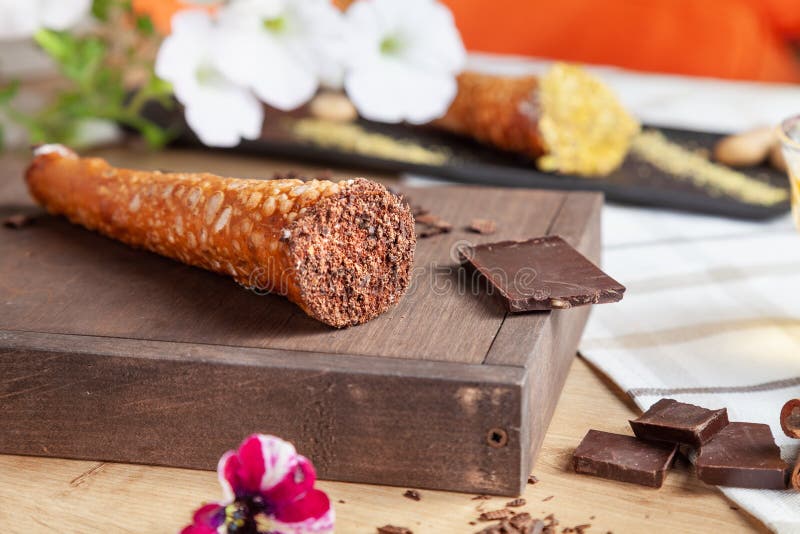 Stäng sig upp på tjänad som chokladcannoli Italiensk kokkonstbakelse Traditionell italiensk efterr?tt med ricottaost Selektivt fo royaltyfria bilder Stäng sig upp på tjänad som chokladcannoli Italiensk kokkonstbakelse Traditionell italiensk efterr?tt med ricottaost Selektivt fo royaltyfria bilder