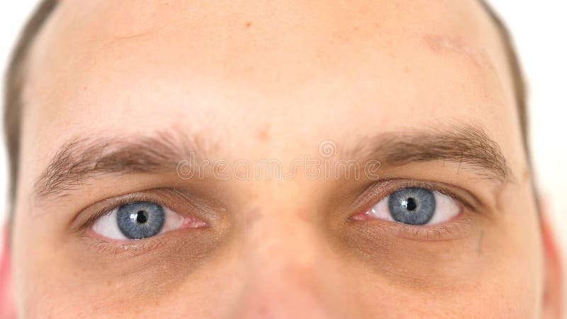 Stäng upp av manliga ögon Detalj av blåa ögon av en man som ser kameran arkivfoto Stäng upp av manliga ögon Detalj av blåa ögon av en man som ser kameran arkivfoto