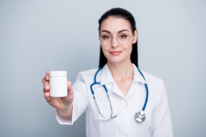 Stäng upp det härliga fotoet henne hennes damdoktorssjukhus som visar att den farmaceutiska krimskramsanalogflaskan bär phonendos arkivfoto Stäng upp det härliga fotoet henne hennes damdoktorssjukhus som visar att den farmaceutiska krimskramsanalogflaskan bär phonendos arkivfoto