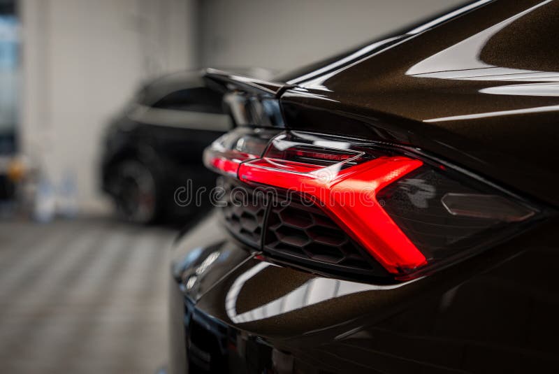 Stäng upp Luxury Supercar Rear med Glossy Black Finish och Red Taillight royaltyfri foto