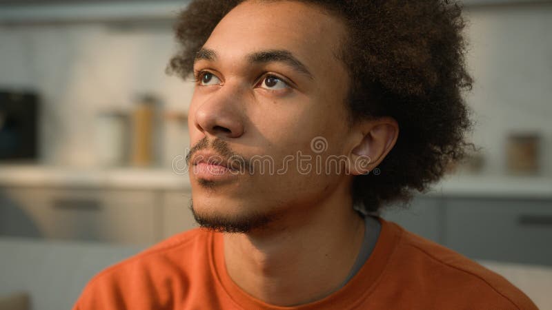 Stäng upp porträttet, lugna seriös afrikansk amerikansk man som tittar bort från sidan och ser på kameran med friska ögon fotografering för bildbyråer