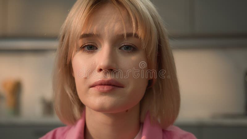 Stäng upp porträttlugn och le den fredliga kaukasiska 15-åringskvinna kvinnliga husägare på hemmaplan arkivfoto
