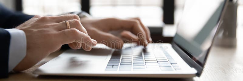 Stänga av en banderoll image som unga företagare använder dator. arkivbilder